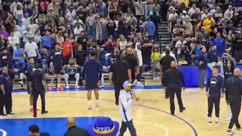 狠抓下体🤬！考辛斯遭球迷狂泼饮料🌧暴走被五名保安死死摁住