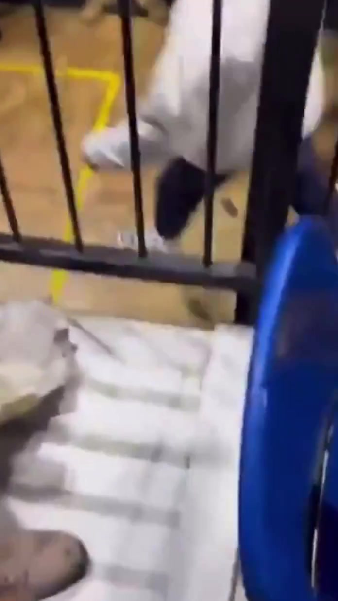 狠抓下体🤬！考辛斯遭球迷狂泼饮料🌧暴走被五名保安死死摁住